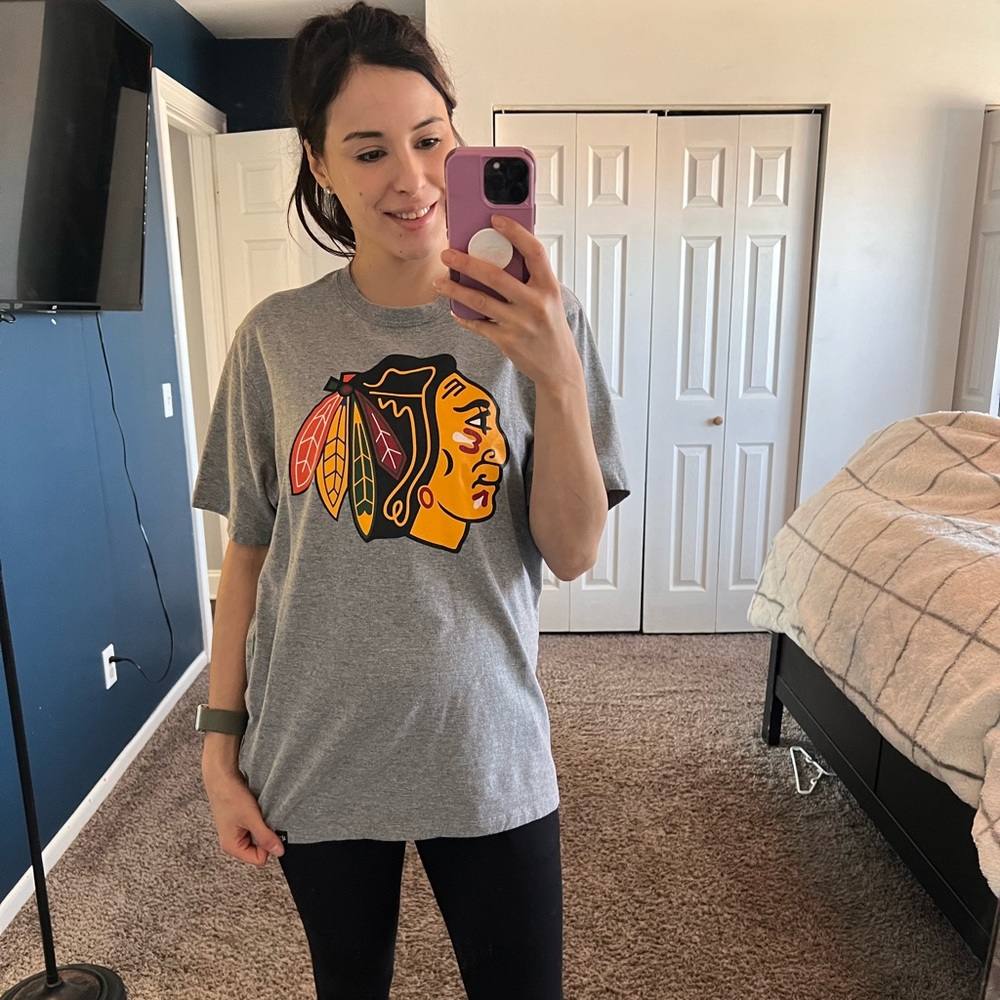 Large men’s blackhawks hockey shirt